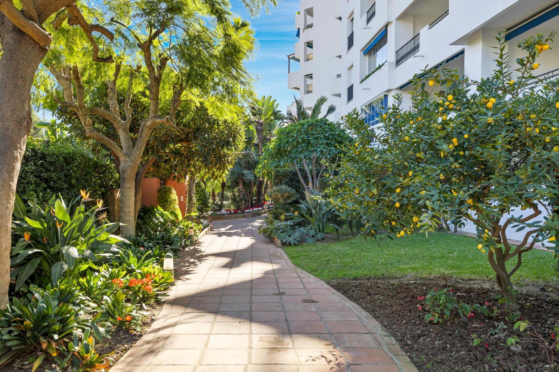 2 Bedroom Apartment In Medina Garden - Puerto Banus 马尔韦利亚 外观 照片