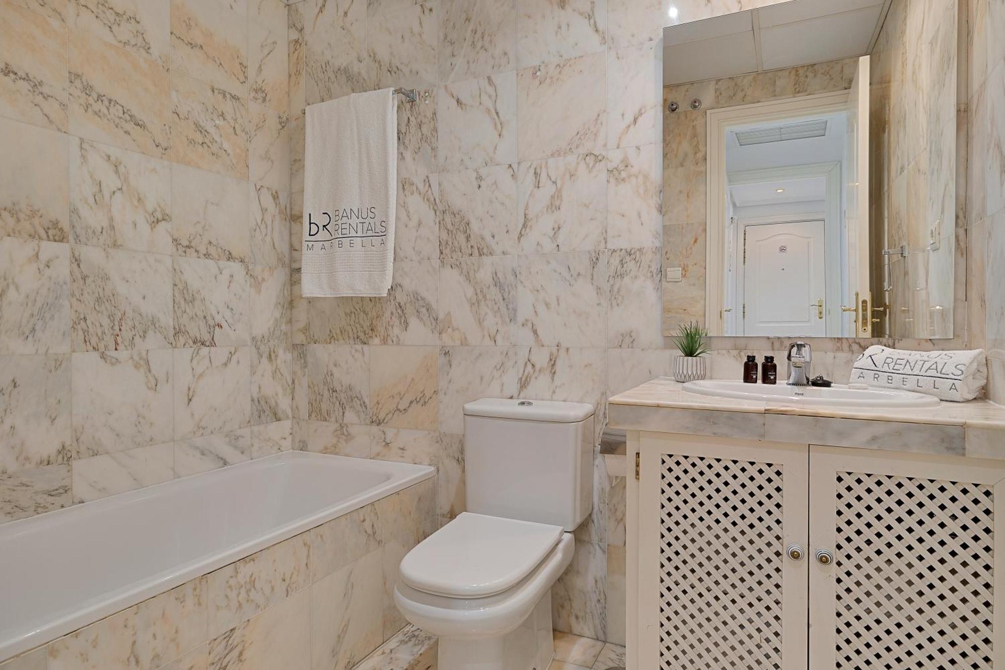 2 Bedroom Apartment In Medina Garden - Puerto Banus 马尔韦利亚 外观 照片